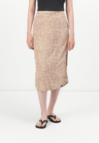 Falda beige de longitud hasta la rodilla con un patrón floral y ondulado, confeccionada en una tela ligera, con una abertura lateral y un diseño ajustado.