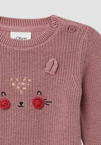 Gestrickter pinkfarbener Pullover mit texturiertem Design, zwei Knopfverschlüssen am Kragen und gesticktem Tiergesicht mit roten Wangen.