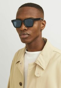 Jack & Jones - JACPONTUS SUNGLASSES UNISEX - Sonnenbrille - black Thumbnail-Bild 1