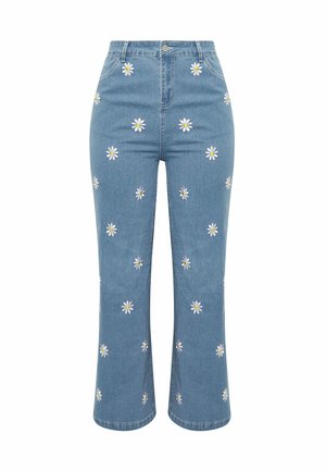Jean flare en denim bleu avec broderies de marguerites blanches, taille haute, design à cinq poches et fermeture éclair avec bouton en métal.