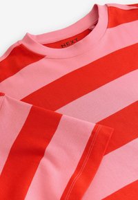 Next RELAXED FIT CREW NECK - Camiseta estampada - red pink