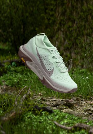 Nike ACG, ZEGAMA - Zapatillas de trail running - barely green/silver-coloured lilac/tattoo