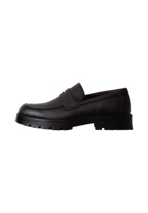 Mocassin en cuir noir avec surface texturée, semelle épaisse à crampons et détail de bride sur le dessus, présenté de côté sur fond blanc.