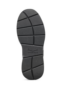 Soletta in gomma nera con motivi di grip testurizzati, caratterizzata da un design distintivo e un logo sul tallone. Costruzione durevole e flessibile.