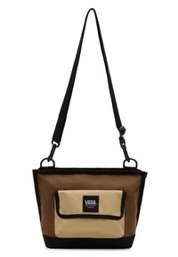Borsa a tracolla in tela marrone e beige con base nera, tracolla regolabile, tasca frontale con pattina e patch con logo sulla parte anteriore.
