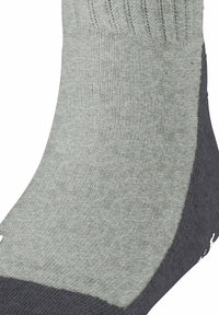 Helle graue Socke mit einer dunkelgrauen Spitze und Ferse. Hergestellt aus geripptem Stoff mit glatter Textur und verstärkten Nähten oben.