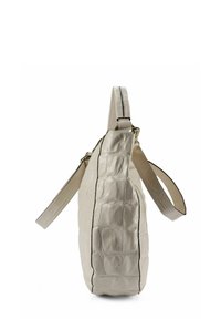 Borsa in pelle beige testurizzata con forma geometrica, dotata di base piatta, tracolla regolabile e cuciture nere a contrasto.