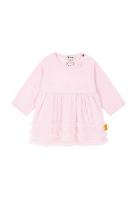 Abito lungo rosa a maniche lunghe con gonna a strati testurizzati, accentuato da un fiore vicino al collo e con chiusure a scatto laterali per una facile vestibilità.