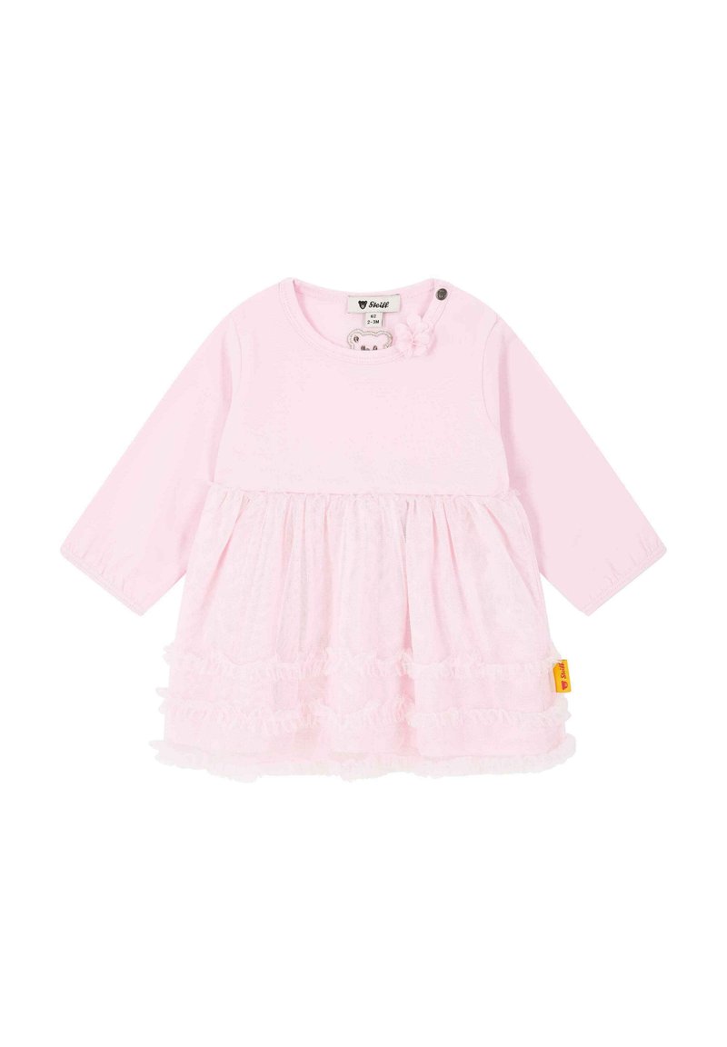Abito lungo rosa a maniche lunghe con gonna a strati testurizzati, accentuato da un fiore vicino al collo e con chiusure a scatto laterali per una facile vestibilità.