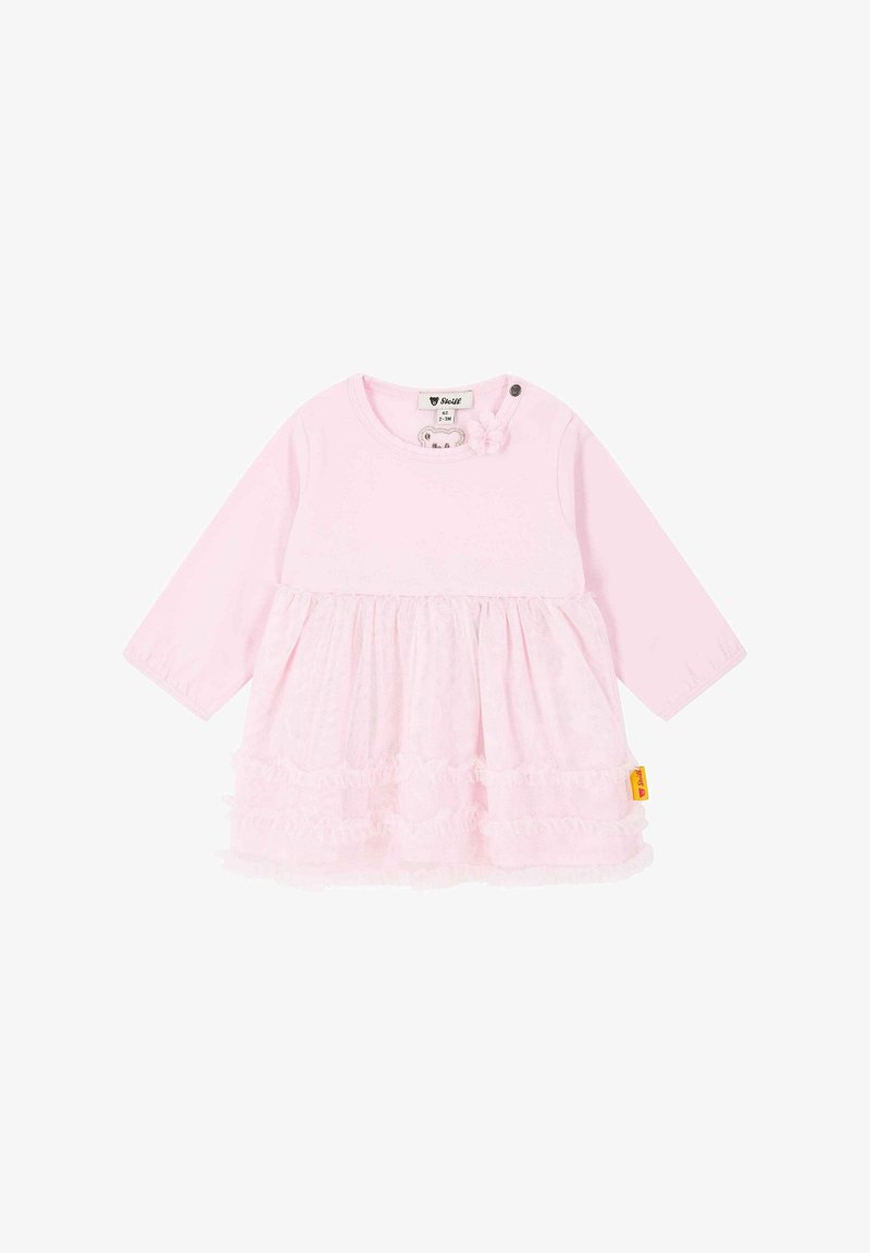 Rosa Langarmkleid mit einem strukturierten, rüschendekorierten Rock, einer Blumenakzent naheliegend am Hals und seitlichen Druckknopfverschlüssen für ein einfaches Ankleiden.