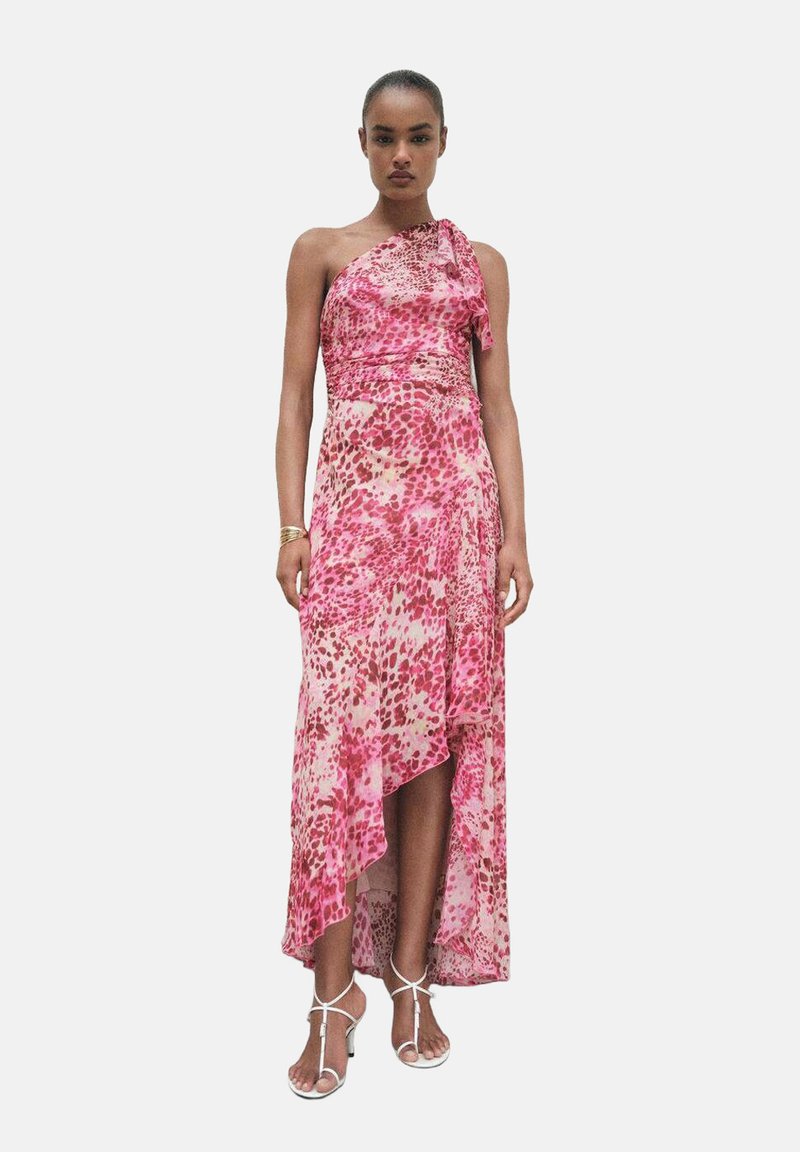 Maxikleid aus pink- und cremfarbenem Stoff mit einem einseitigen Design, das einen hohen niedrigem Saum und ein abstraktes Leopardenmuster aufweist.