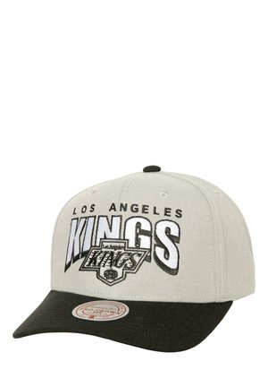 Grauer Hut mit schwarzem Schild, der "LOS ANGELES KINGS" in fetter Stickerei zeigt. Enthält ein kreisförmiges Logo-Tag an der Unterseite des Schildes.