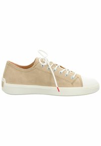 Beige Wildledersneaker mit einer weißen Gummikappe, weißen Schnürsenkeln und einer strukturierten Sohle. Verfügt über einen kleinen roten Akzent an der Ferse.