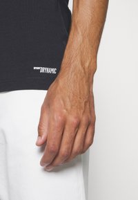 DRYKORN ANTON - Jednoduché tričko - blue