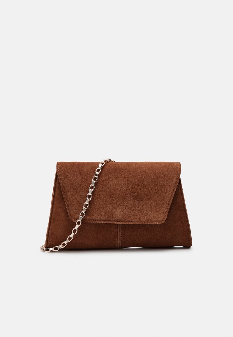 Pochette en daim marron avec un rabat triangulaire et une bandoulière chaîne argentée, présentée sur un fond clair uni.