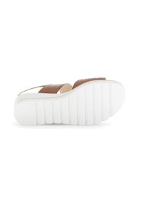 Bruine leren sandaal met een geweven banddetail en een witte rubberen zool met horizontale groeven voor grip.