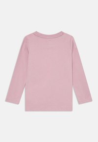 Camisa de manga longa em algodão rosa suave. Design simples de golas redondas, sem detalhes ou padrões adicionais. Textura suave com bordas acabadas.