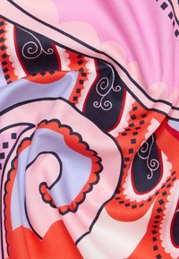 Bunt gemustertes Gewebe mit rosa, roten und blauen Wirbeln sowie schwarzen Akzenten. Glatte Textur mit filigranen Mustern und gewellten Kanten.