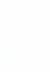 Doi bărbați în vârstă stau la o masă de bucătărie, unul ținând un organizator de pastile, iar celălalt un pahar cu apă.