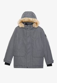 Parka invernale grigia con cappuccio foderato in pelliccia, due tasche sul petto, due tasche inferiori con patta e polsini regolabili su sfondo bianco.