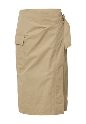 Jupe enveloppante beige en tissu léger, dotée d'une attache latérale et d'une poche sur le côté gauche, avec une texture simple et lisse.