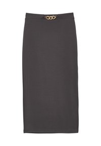 Jupe gris foncé mi-longue au design ajusté. Dispose d'une texture subtile et d'un accent en chaîne dorée à la taille, ajoutant un détail décoratif.