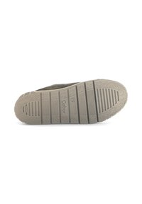 Gabor schoenzool, getextureerd rubber in licht grijs met horizontale en verticale loopprofielen, een verdiept logo en gegroefde randen.