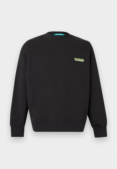 Μαύρο φούτερ με μακριά μανίκια και στρογγυλή λαιμόκοψη, με μικρό πράσινο και λευκό λογότυπο «BARROW» στο αριστερό στήθος πάνω σε απλό ανοιχτό φόντο.