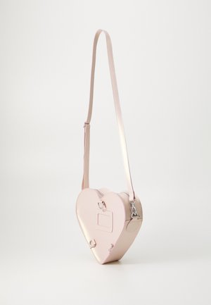 Hellrosa, herzförmige Umhängetasche mit verstellbarem Riemen und Reißverschluss, vor weißem Hintergrund gezeigt.