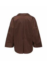 Chemise marron à manches longues avec larges poignets et boutons, pli central au dos, et coupe ample sur fond blanc.