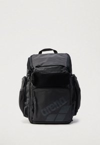 Zaino nero con tessuto impermeabile, molteplici scomparti con cerniera, dettagli in rete e grande logo "arena" sul davanti.