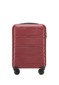 Valise rigide rouge avec une surface texturée, des stries horizontales, des roues noires et une poignée supérieure pour un transport facile.
