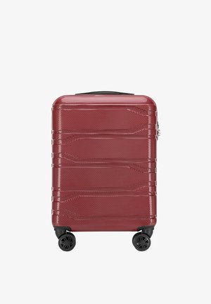 Roter Hartschalenkoffer mit strukturierter Oberfläche, horizontalen Rillen, schwarzen Rollen und einem oberen Griff für einfachen Transport.