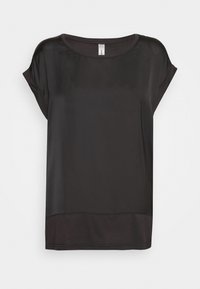 Schwarzes kurzärmliges Oberteil aus glattem Stoff, mit einem runden Halsausschnitt und einem etwas längeren Saum hinten. Einfaches Design ohne Muster oder Akzente.