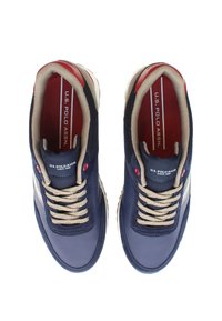 Zapatillas de cuero azul con acentos y cordones en beige, con un forro y logo rojos. Diseño de punta redondeada y superficies texturizadas.