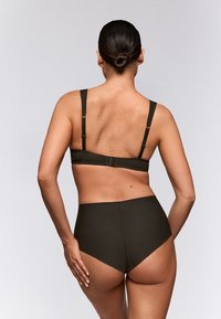 Conjunto de sujetador verde oliva y bragas de cintura alta. El sujetador tiene tirantes ajustables y cierre de gancho. Tejido liso, elástico y con acabado mate.