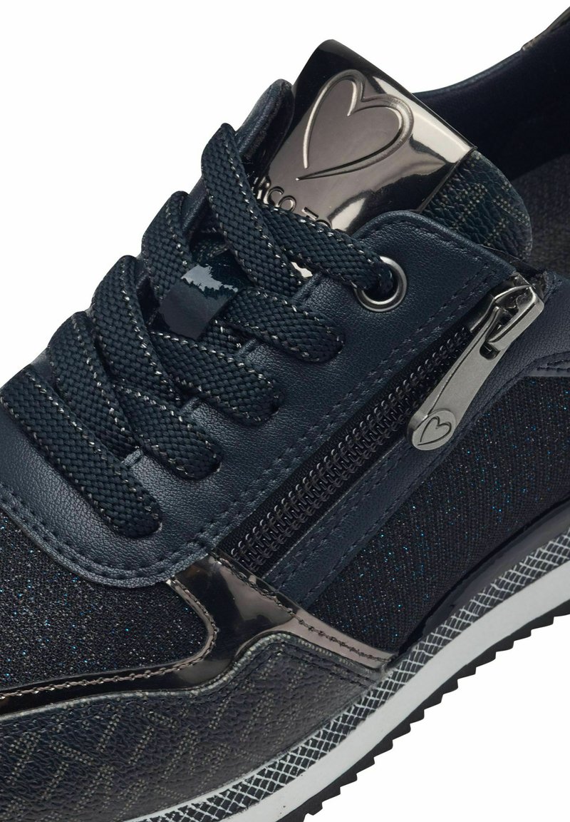 Dunkelblaue Sneakers aus strukturiertem Material mit einem seitlichen Reißverschluss und glänzenden Akzenten. Verfügt über runde Schnürsenkel und ein gemustertes Stoffdesign.
