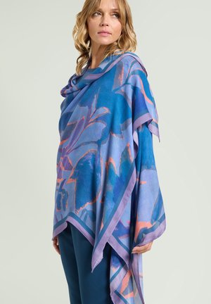 Sjaal met blauw en paars bloemmotief en contrasterende lavendelrand, gemaakt van lichtgewicht stof, elegant gedrapeerd over een model.