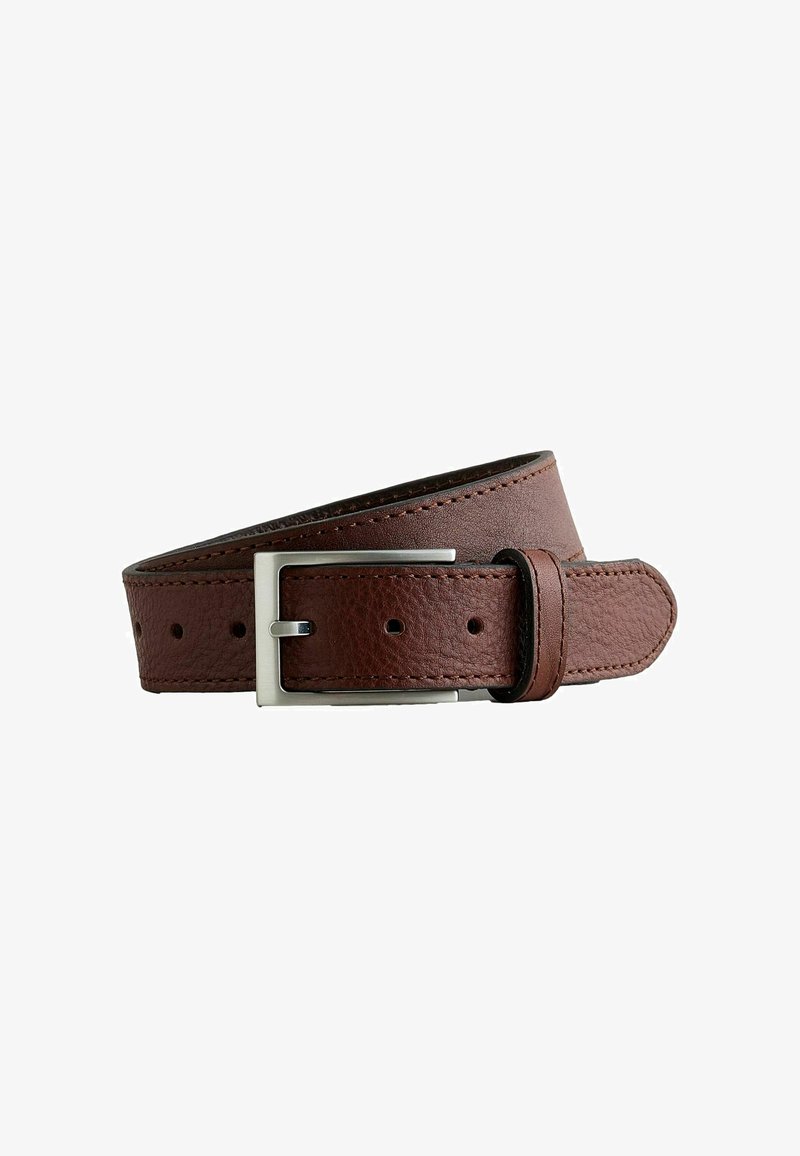 Ceinture en cuir marron avec boucle rectangulaire argentée, trous réglables et bords cousus, enroulée sur un fond blanc.