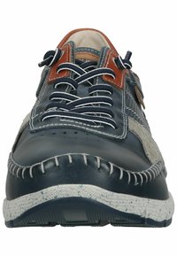 Zapatillas de cuero azul marino con acentos de ante gris, costuras beige y suela blanca moteada. Presenta cordones redondos y ojales metálicos.