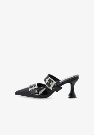 Zwarte patenten lederen slingback hakken met een spitse neus, zilveren gespen op de banden en een unieke flared hakontwerp.