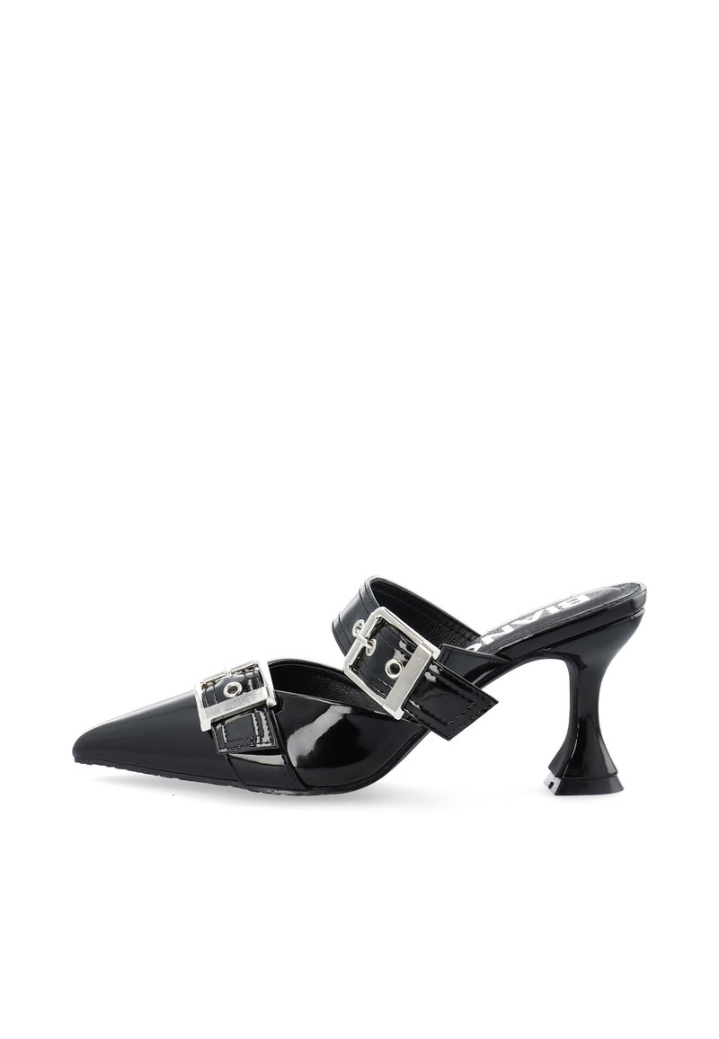 Zwarte patenten lederen slingback hakken met een spitse neus, zilveren gespen op de banden en een unieke flared hakontwerp.