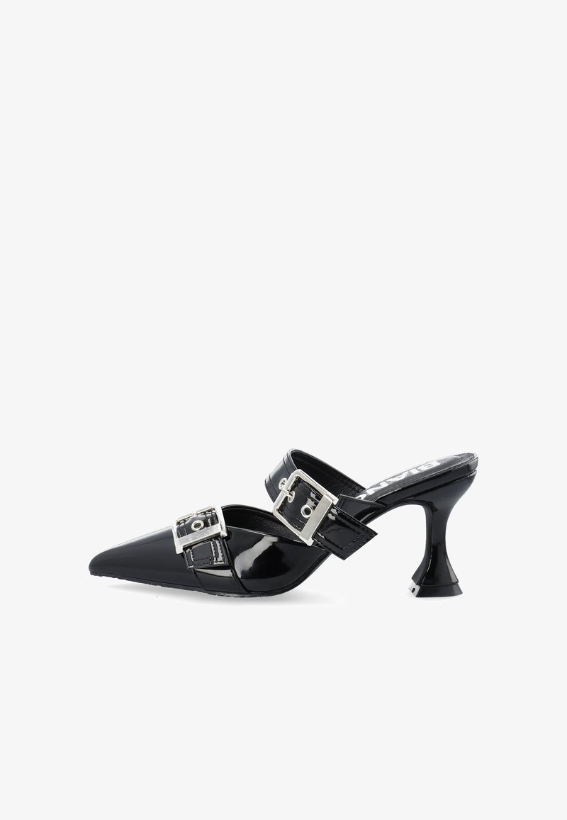 Schwarze Lackleder-Slingback-Absätze mit spitzem Fuß, silbernen Schnallen an den Riemen und einem einzigartigen, ausgestellten Absatzdesign.
