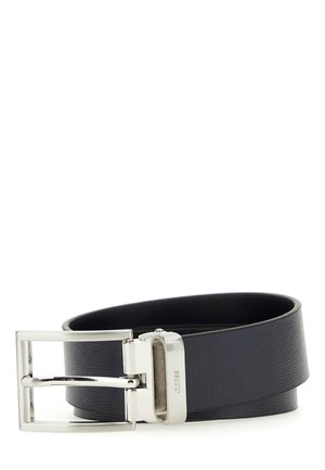 Ceinture en cuir noir avec une finition texturée, dotée d'une boucle rectangulaire en métal argenté et d'un design épuré. Longueur réglable, style minimaliste.