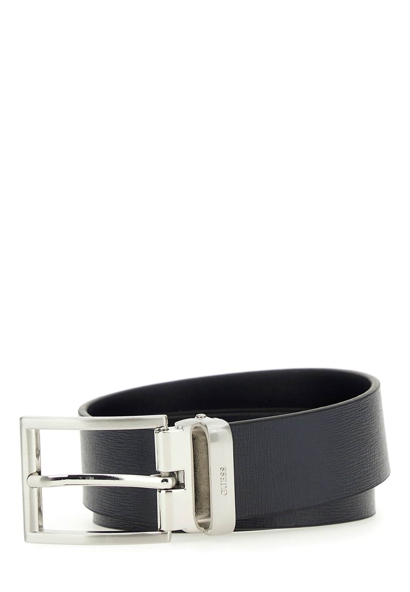 Zwarte leren riem met een gestructureerde afwerking, voorzien van een zilveren rechthoekige gesp en een strak ontwerp. Verstelbare lengte, minimalistische stijl.