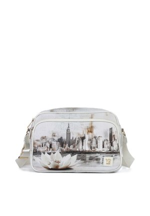 Borsa bianca a tracolla con tasca frontale che mostra lo skyline in bianco e nero di New York e un grande fiore di loto in primo piano.