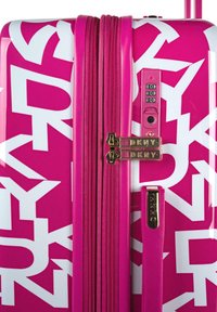 La maleta rígida rosa presenta patrones de logotipos blancos, doble cremallera, candado de combinación y un asa telescópica para un transporte fácil.