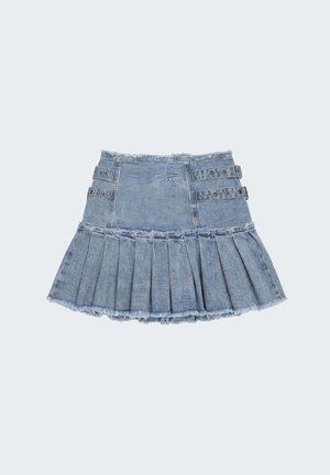 Gonna di jeans azzurro chiaro plissettata con bordi sfrangiati, cinturini laterali con fibbia e piccolo logo a stella ricamato al centro davanti.