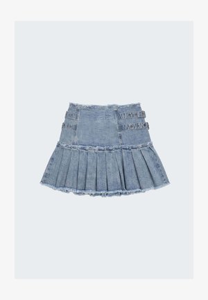 Gonna di jeans azzurro chiaro plissettata con bordi sfrangiati, cinturini laterali con fibbia e piccolo logo a stella ricamato al centro davanti.