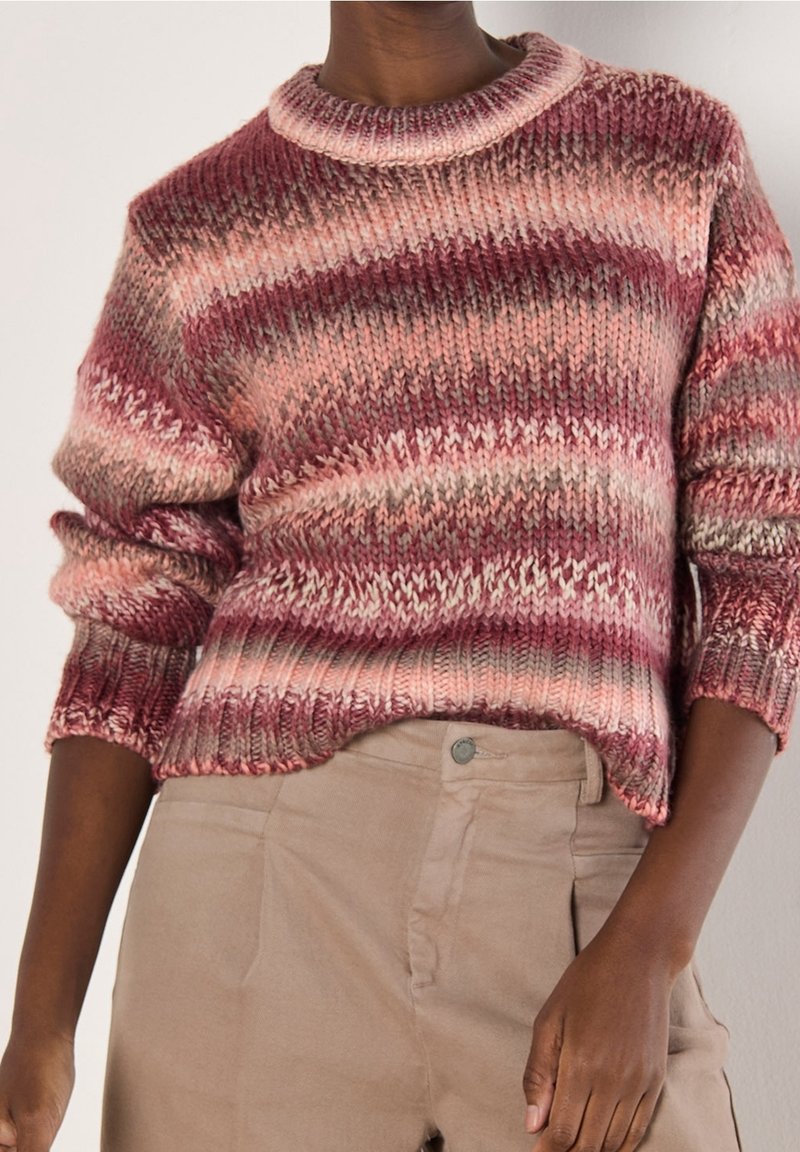 Pull-over en tricot avec un col rond, des manches courtes, des rayures variées rose et bordeaux, un ourlet côtelé et une finition texturée.